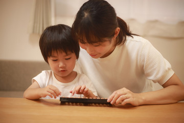 そろばんを使う親子