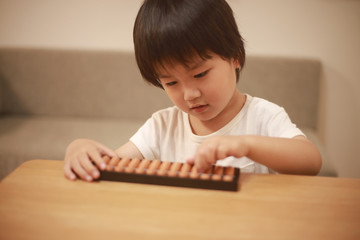 そろばんを使う男の子