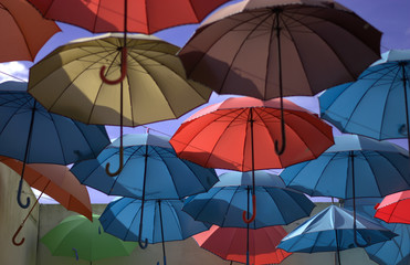 colorati ombrelli volano via