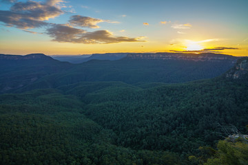 Fototapeta premium sunset at three sisters lookout, blue mountains, australia 39