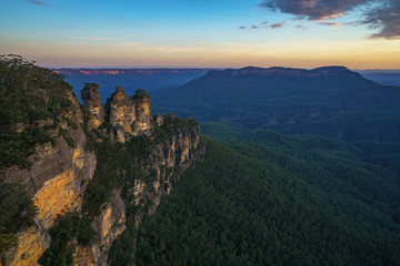 Fototapeta na wymiar sunset at three sisters lookout, blue mountains, australia 41