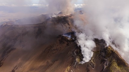 Il cratere del vulcano Etna in Sicilia  in una panoramica dall'alto © Etna ·REC Attivo