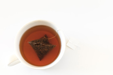 ティーバッグから紅茶を作っているところ