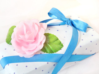 バラの添えられたプレゼントの箱