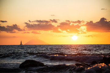 Obraz premium Sunset overlooking the Stromboli from Tropea