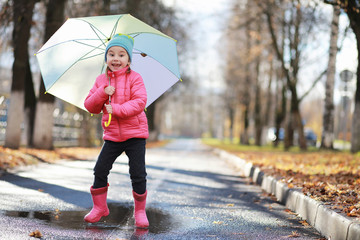 Children walk in the autumn park