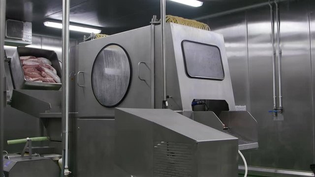 Injector for fresh meat operating in a meat processing factory