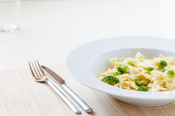 Nudeln mit frischem Brokkoli und Butterflöckchen