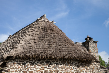 Toiture de chaume d'une vieille ferme de Bigorre en Haute-Loire