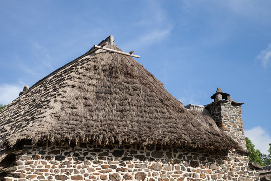 Toiture de chaume d'une vieille ferme de Bigorre en Haute-Loire