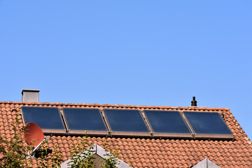 Fototapeta premium Nutzung der Sonnenergie für Warmwassererzeugung