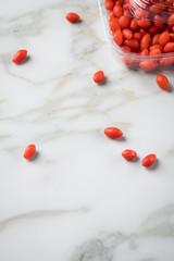 Frische Goji-Beeren Superfood in Plastik Verpackung auf Marmor Hintergrund