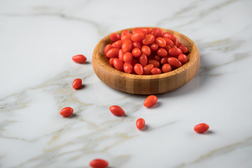 Frische Goji-Beeren Superfood in Bambus Holzschale auf Marmor Hintergrund