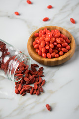 Frische und getrocknete Goji-Beeren Superfood auf Marmor Hintergrund
