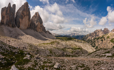 Naklejka premium Die Drei Zinnen Panorama in den Sextner Dolomiten in Südtirol Italien