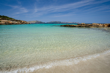 Strand mit glasklarem Wasser