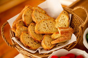  SMALL SLICES OF TREASTER IN A WICKER BASKET