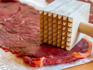 Fleischklopfer und rotes Fleisch