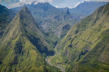 Obraz premium view on mountains of cirque de mafate at cap noir hiking trail