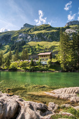 Seealpsee mit Restaurant und Ebenalp im Hintergrund