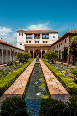 Fototapeta premium Patio interior con fuentes de agua