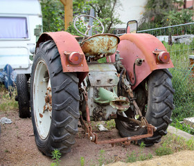 ein alter Traktor von hinten