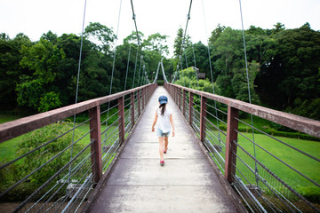 つり橋を渡る女の子