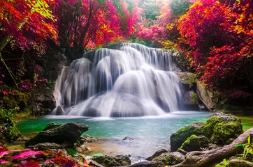 Fotobehang huay mae kamin waterval in kleurrijk herfstbos in Kanchanaburi © Meawstory15Studio