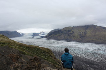 Mann blickt auf Gletscherauslauf