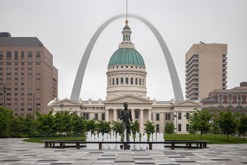 Saint Louis arch, Missouri, USA, cloudy spring day - obrazy, fototapety, plakaty
