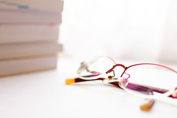 大量の参考書と赤い眼鏡