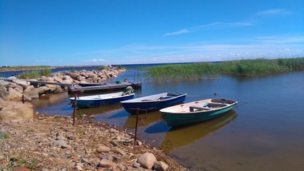 Fototapeta na wymiar Rest on the lake Ladoga