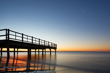 Fototapeta premium Amanecer en el mar con el viejo embarcadero.
