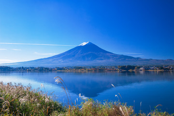 秋の河口湖と富士山
