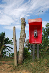 Telefono publico en medio de zona selvatica en la parte alta de las montañas