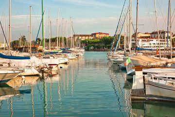Obraz premium Sailboats in the harbour on Lake Garda, Italy