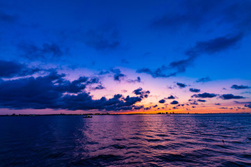 夜明けの空と黒い雲