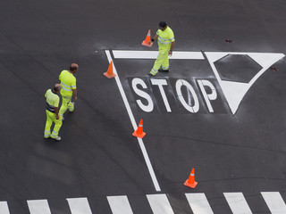 trabajadores pintando señales de circulación horizontales