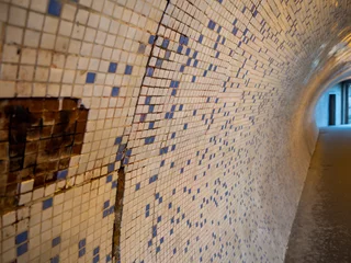 Photo sur Plexiglas Széchenyi lánchíd Old mosaic tunnel under the Széchenyi Chain Bridge, Budapest Hungary. Partial focusing with blur background