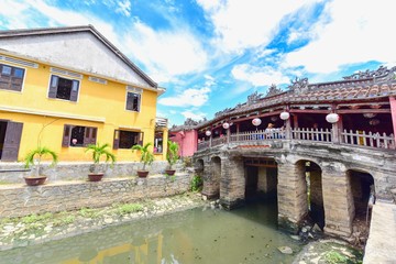 Naklejka premium Japanese Covered Bridge and Ancient Yellow House at Hoi An Ancient Town