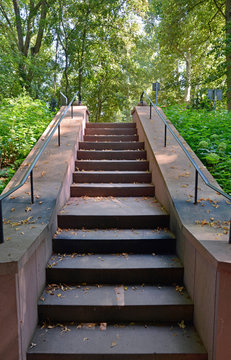 treppe zur schwefelquelle im kurpark bad-weilbach
