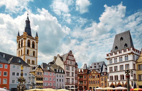 Trier – Hauptmarkt mit Sankt Gangolf und Steipe im Sommer