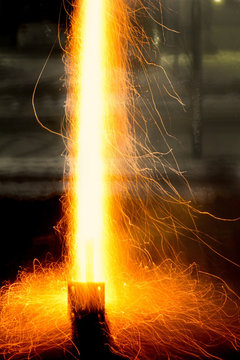 Feuerwerk beim Abschuss mit Feuerstrahl und roten Feuerf&auml;den