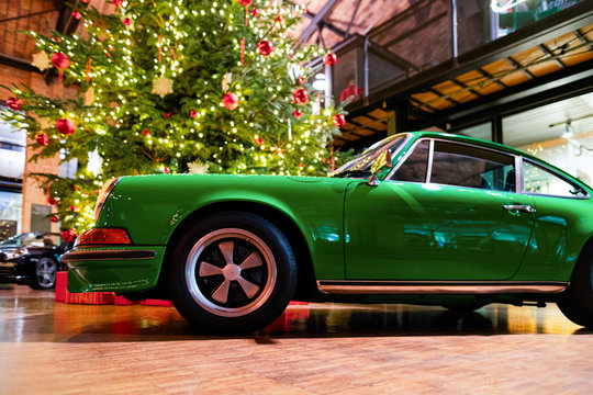 Green Vintage Classic Car Auto Berlin Christmas Tree Background