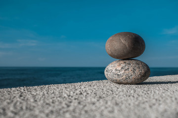 морские камни на фоне моря