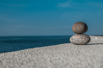 морские камни на фоне моря