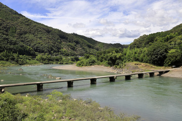 Fototapeta premium 四万十川の長生沈下橋 (高知)