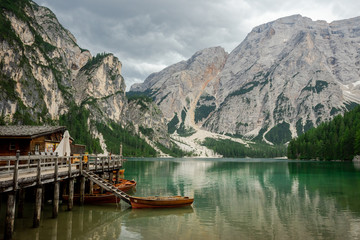 des barques appontées, sur un lac vert de montagne 
