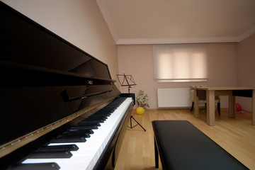 wide angle piano learning room 