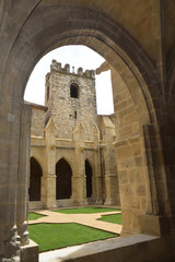 Fototapeta na wymiar Cloître rénové de la cathédrale de Narbonne, Aude, Occitanie